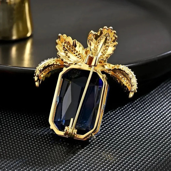 VQ Flower  Brooch - Picture 4 of 8